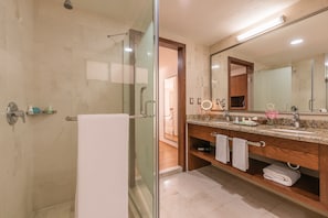 Separate tub and shower, jetted tub, free toiletries, hair dryer
