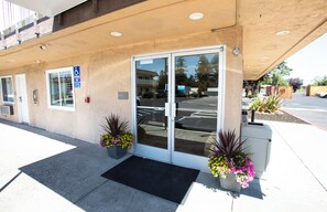 Reception - Budget Inn (Rohnert Park)