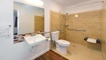 Combined shower/tub, towels