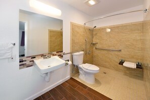 Combined shower/tub, towels - Budget Inn (Rohnert Park)