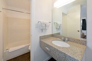Bañera con ducha, toallas
