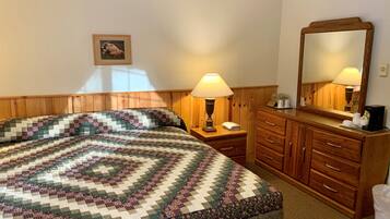 Standard Room, 1 King Bed | Blackout drapes, free WiFi, wheelchair access