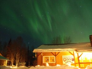 Front of property - evening/night - Swiss Alaska Inn (Talkeetna)