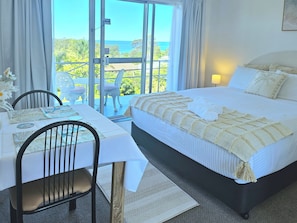 Ocean View - Queen Bed - No Stairs