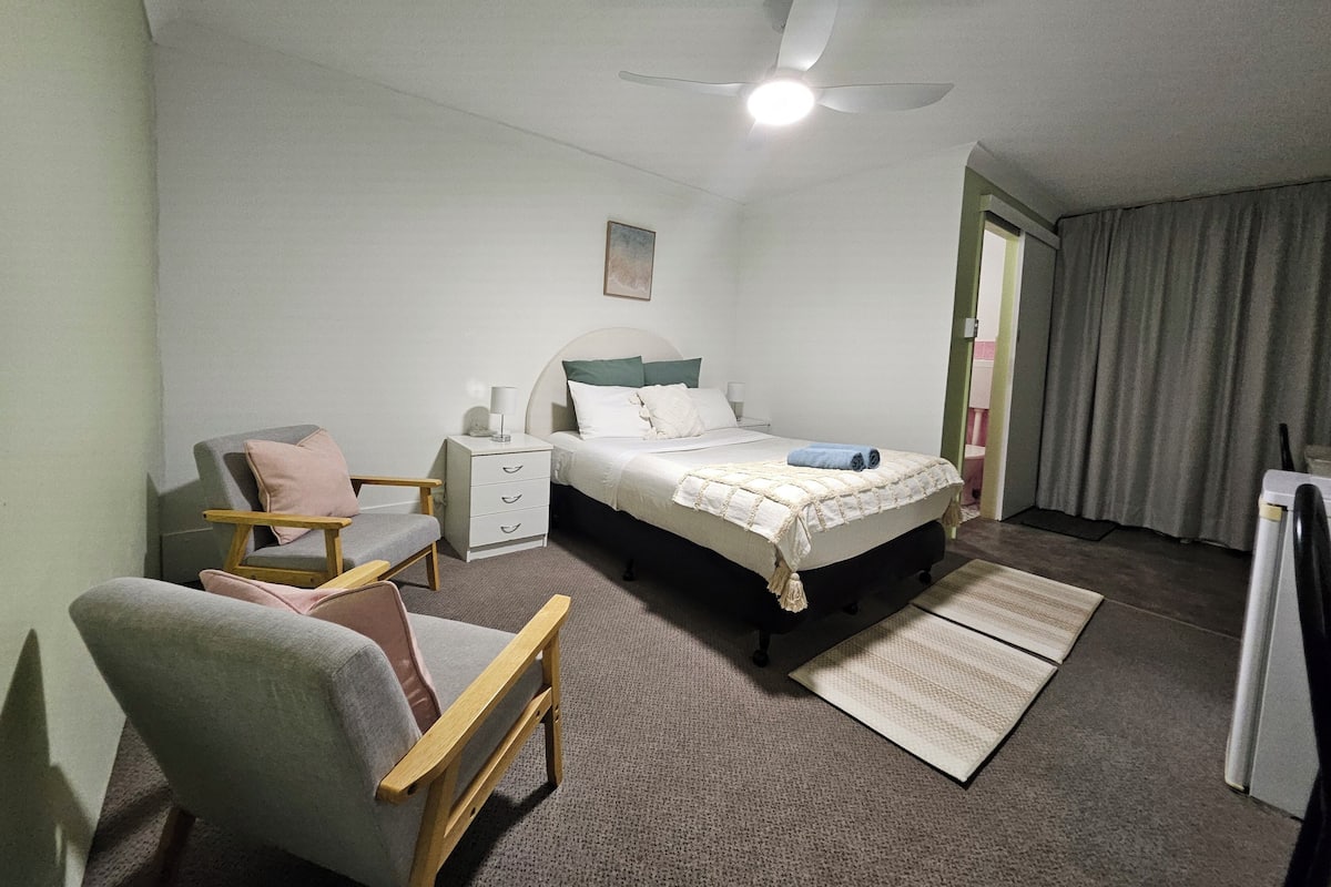 Double Bed-Ocean Glimpse-No Stairs | Premium bedding, pillowtop beds, laptop workspace, blackout drapes