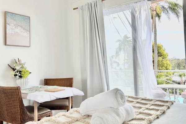 Habitació superior, balcó, vistes al mar | Roba de llit d'alta qualitat i matalassos amb encoixinament addicional