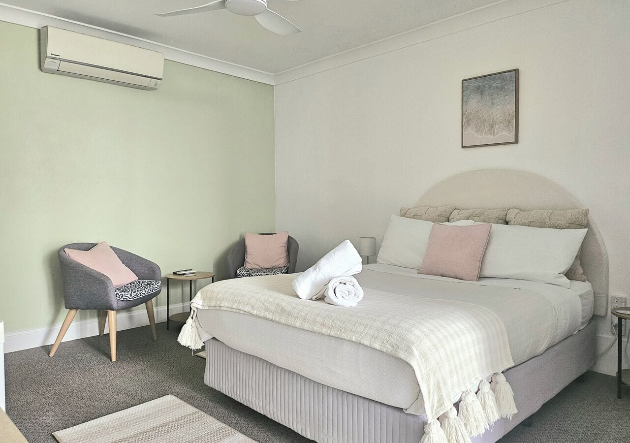 Double Bed-Ocean Glimpse-No Stairs | Living area