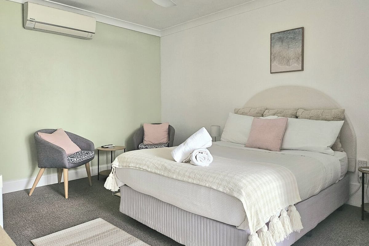 Double Bed-Ocean Glimpse-No Stairs | Living area