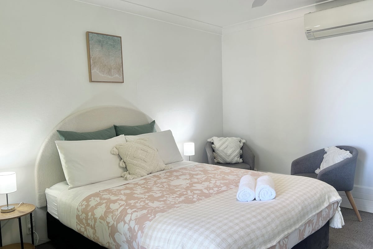 Ocean Glimpse - Queen Bed - NO Stairs | Premium bedding, pillowtop beds, laptop workspace, blackout drapes