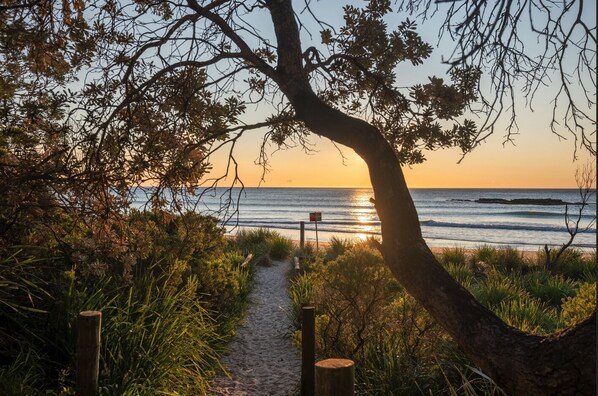 Ubicación cercana a la playa y toallas de playa