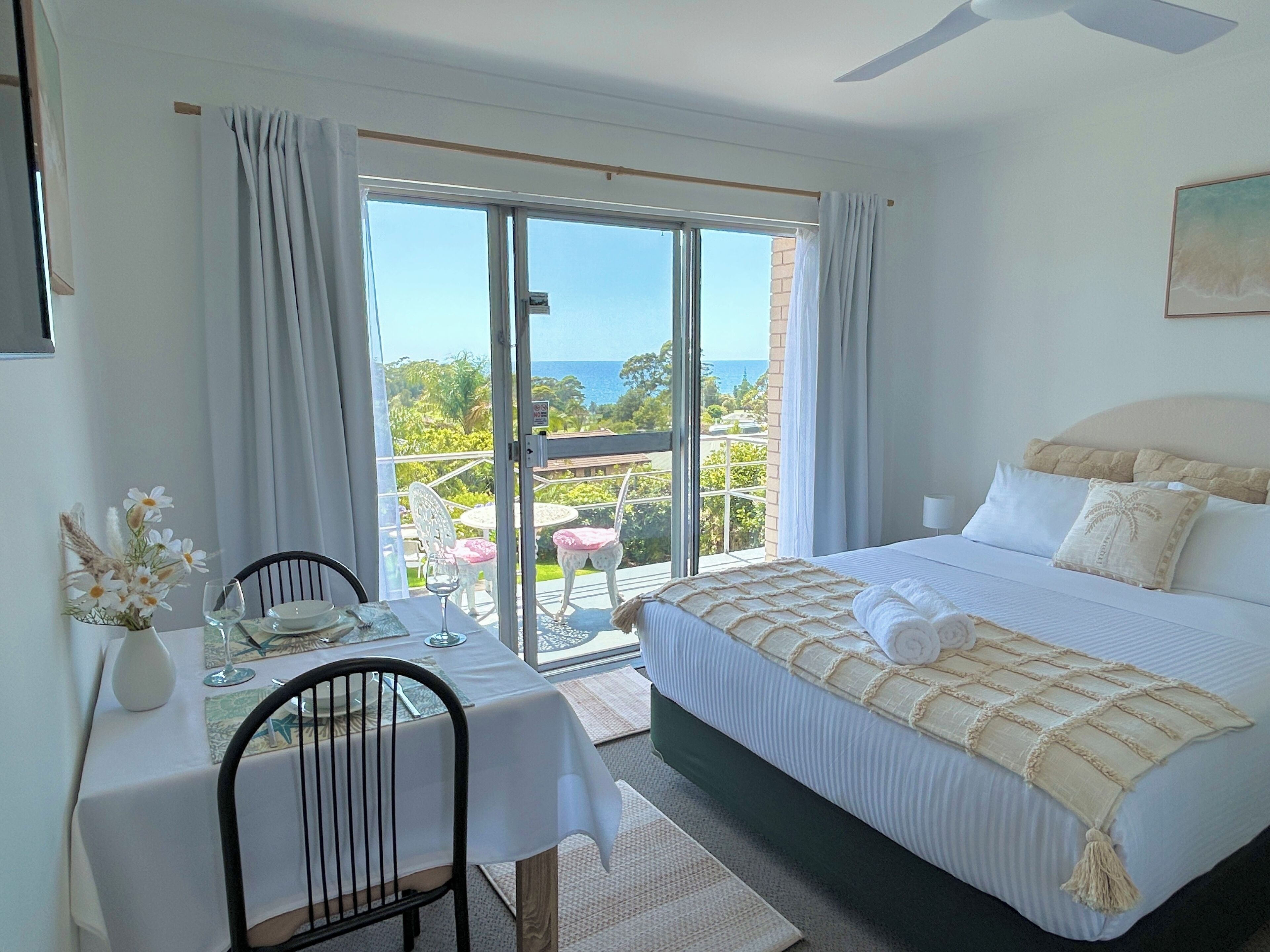 Hochwertige Bettwaren, Pillowtop-Betten, laptopgeeigneter Arbeitsplatz