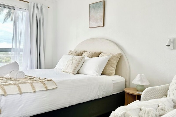 Deluxe Room, 1 Katil Ratu (Queen), Sea View | Ruang tamu | 36 inci televisyen LCD dengan digital, TV