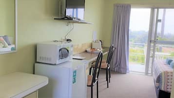 Phòng Deluxe, 1 giường cỡ queen, quang cảnh biển | Bếp riêng | Tủ lạnh, lò vi sóng, ấm điện, lò nướng bánh mì