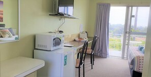 Deluxe Room, 1 Katil Ratu (Queen), Sea View | Dapur peribadi | Peti sejuk, ketuhar gelombang mikro, cerek elektrik, pembakar roti 
