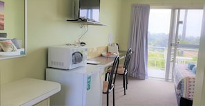 Deluxe Room, 1 Katil Ratu (Queen), Sea View | Dapur peribadi | Peti sejuk, ketuhar gelombang mikro, cerek elektrik, pembakar roti