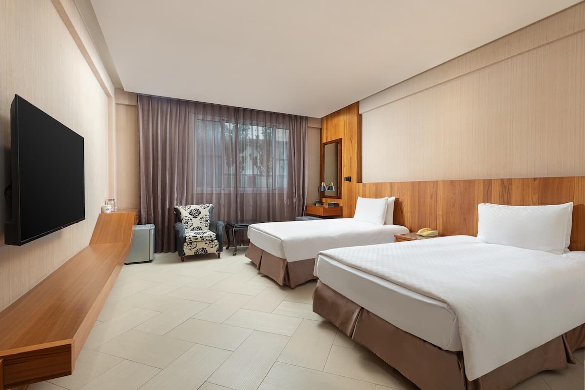 Quarto duplo, 2 camas de solteiro, acessível, para não fumantes | Roupas de cama premium, edredons de pluma, escrivaninha