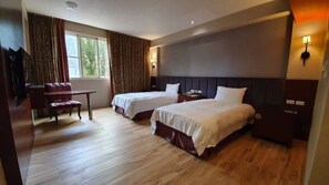 Chambre Deluxe avec lits jumeaux | Literie de qualité supérieure, couette en duvet d'oie, minibar, bureau