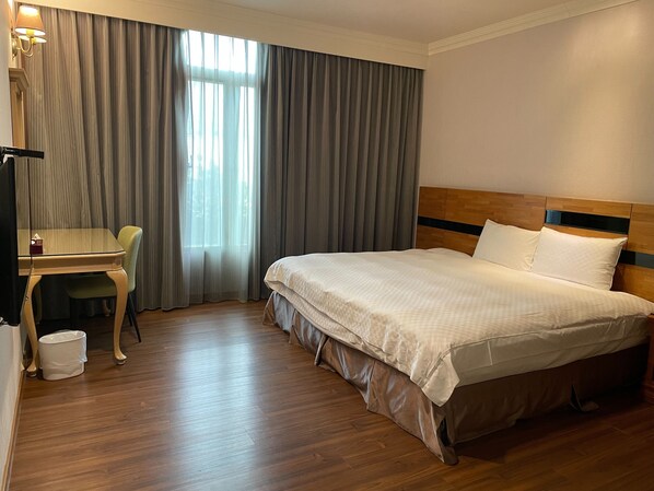 Superior-Doppelzimmer, 1 Queen-Bett, Badewanne | Hochwertige Bettwaren, Daunenbettdecken, Minibar, Schreibtisch