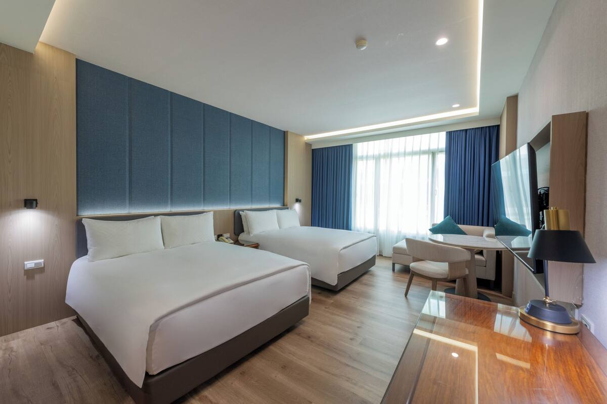 Quarto luxo, 2 camas de casal, para não fumantes | Roupas de cama premium, edredons de pluma, escrivaninha