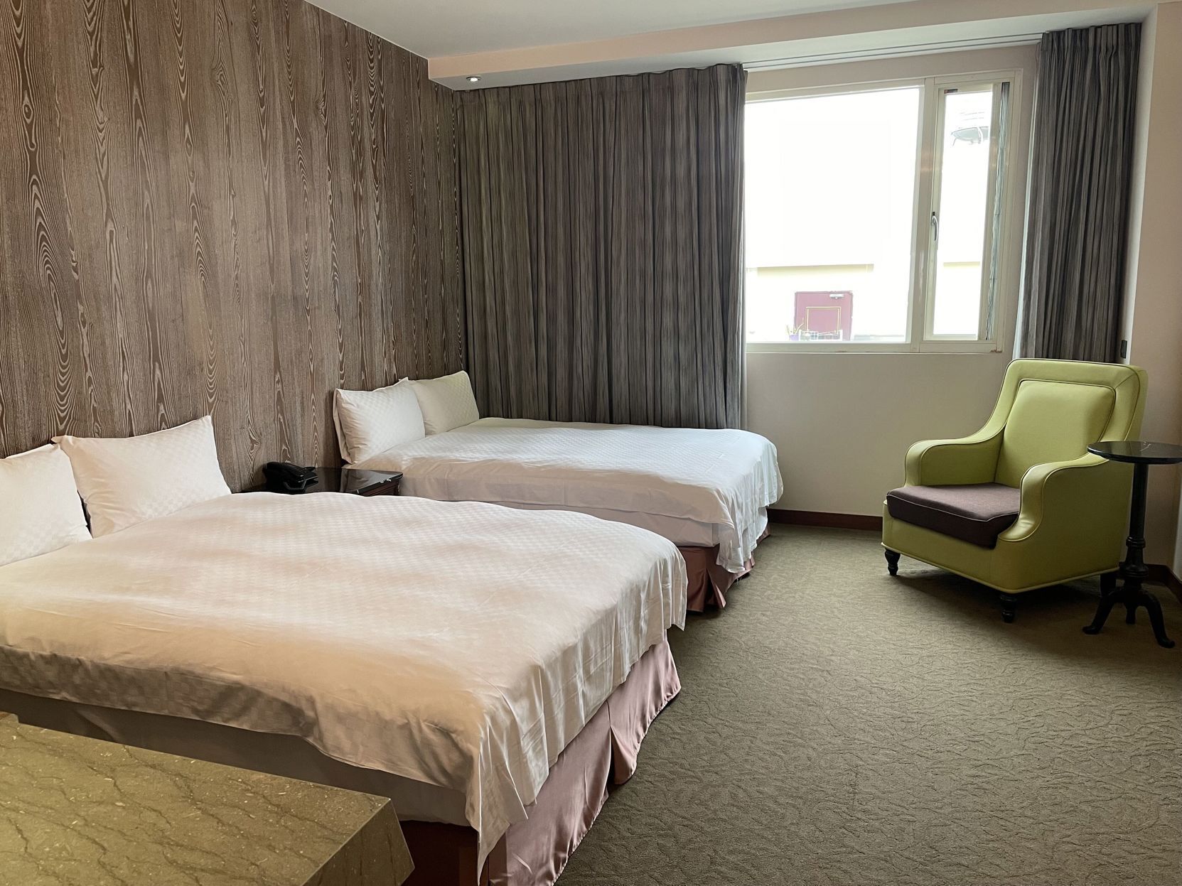 Literie de qualité, couette en duvet, minibar, bureau