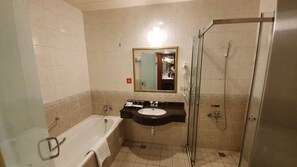 Chambre Triple, baignoire | Salle de bain | Douche, douche à « effet pluie », sèche-cheveux, chaussons