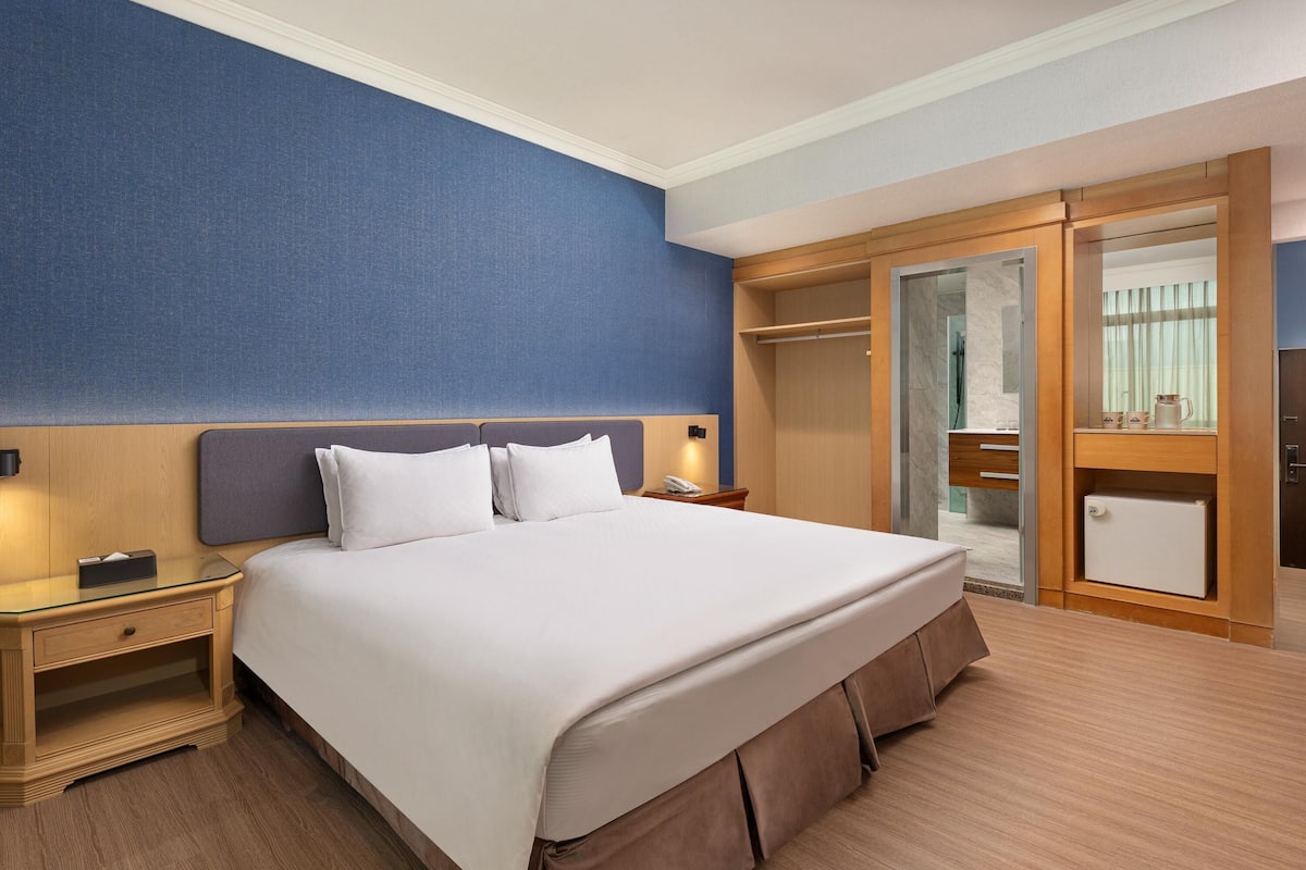 Quarto superior, 1 cama King, para não fumantes | Roupas de cama premium, edredons de pluma, escrivaninha