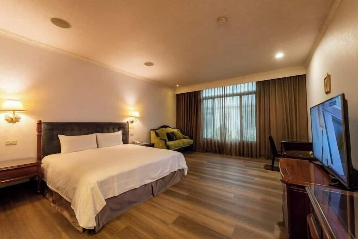 Sängtillbehör av högsta kvalitet, duntäcken, minibar och skrivbord