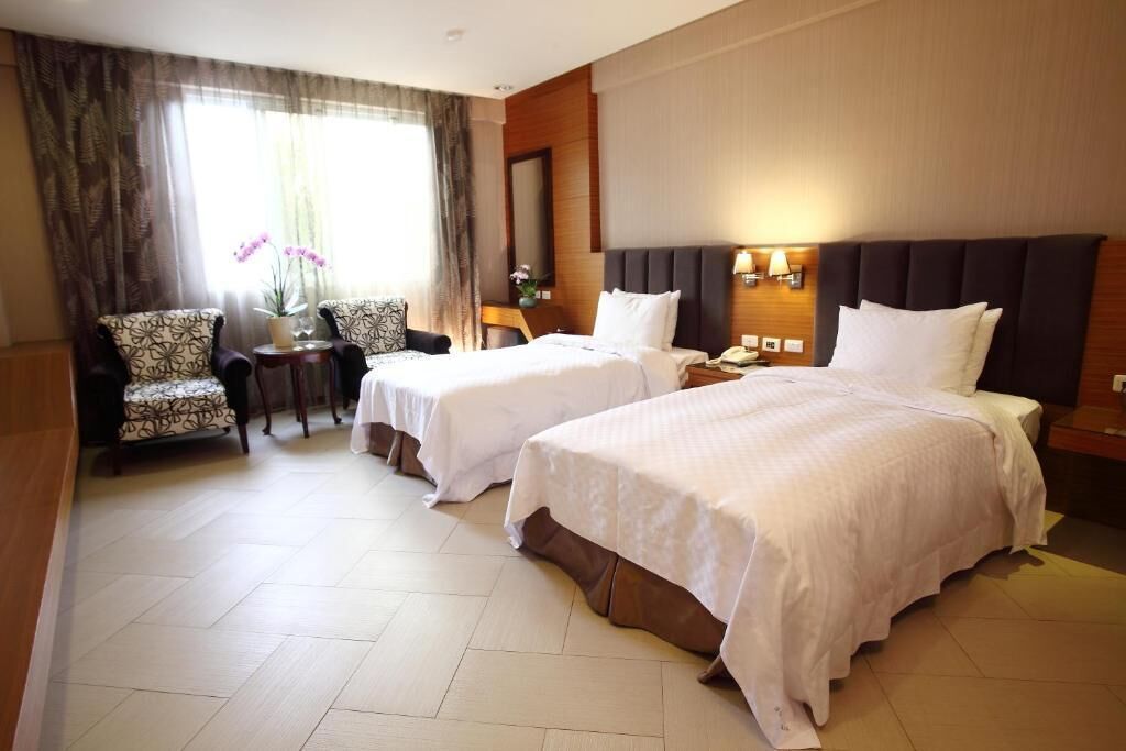 Premium bedding, down comforters, minibar, desk