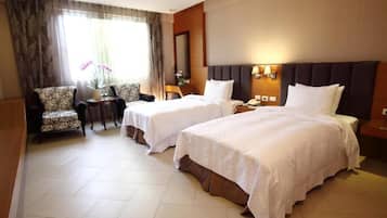 Premium bedding, down comforters, minibar, desk
