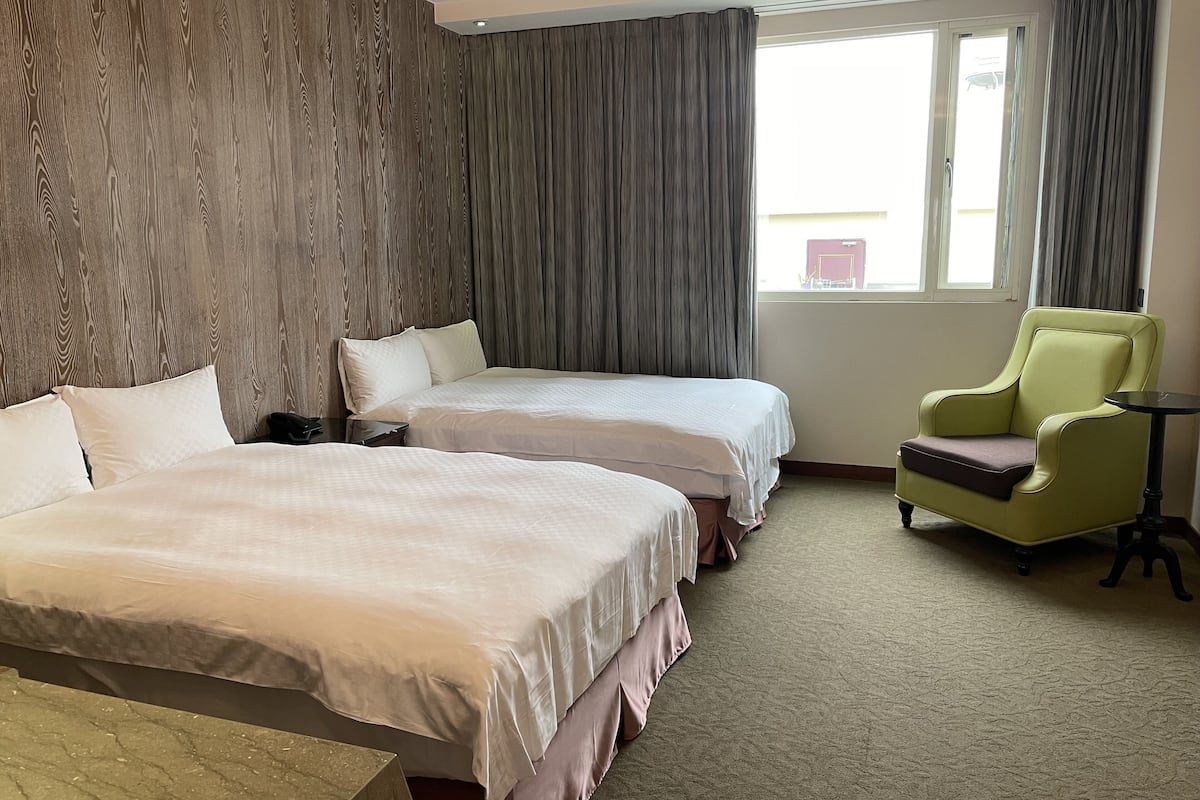 Deluxe fyrbäddsrum | Sängtillbehör av högsta kvalitet, duntäcken, minibar och skrivbord