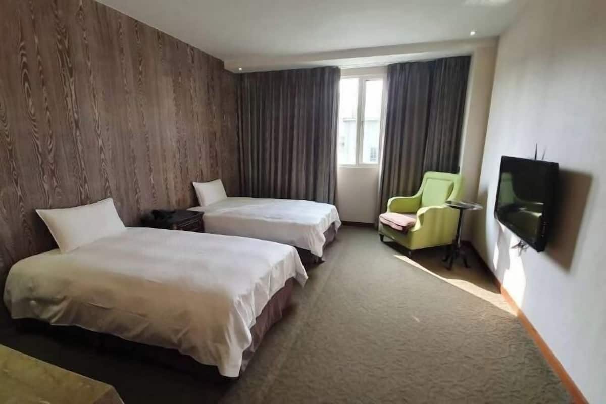 Sängtillbehör av högsta kvalitet, duntäcken, minibar och skrivbord