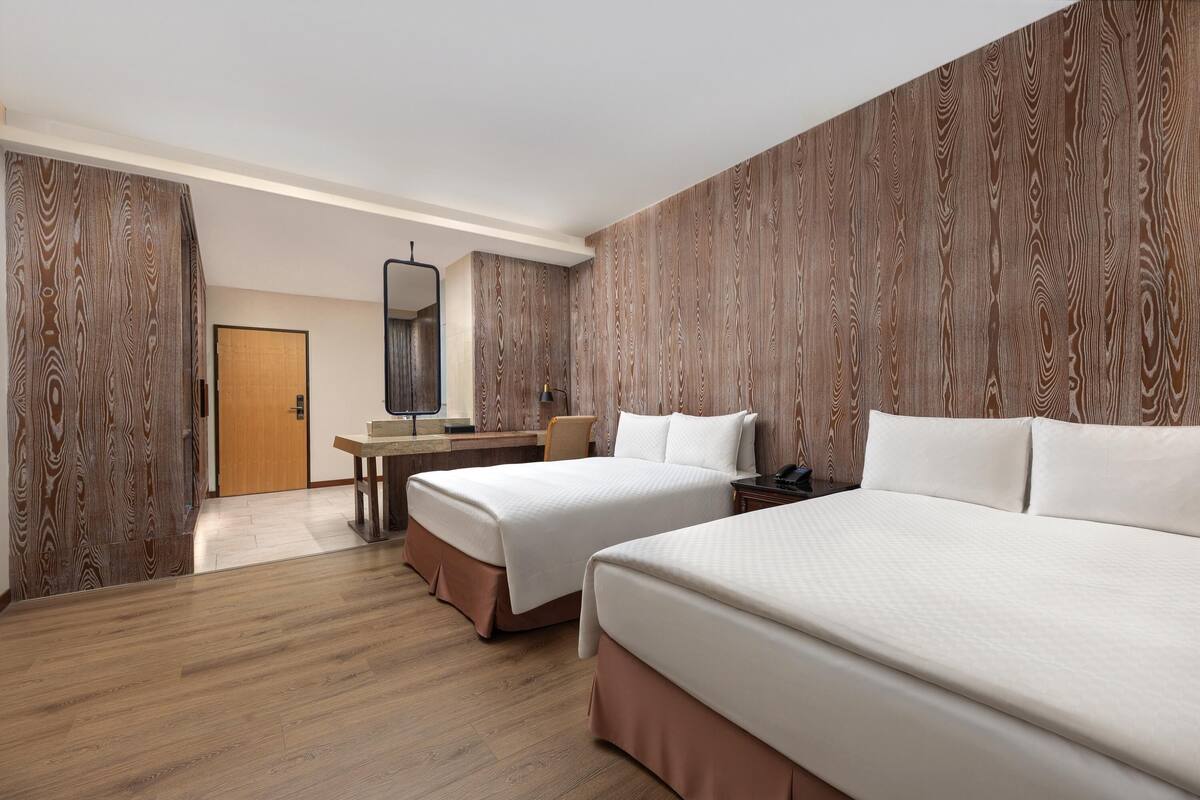 Quarto família, 2 camas Queen, para não fumantes | Roupas de cama premium, edredons de pluma, escrivaninha