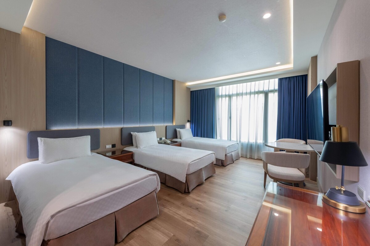 Habitación triple Deluxe, 3 camas individuales, no fumadores | Ropa de cama de alta calidad, edredones de plumas, escritorio