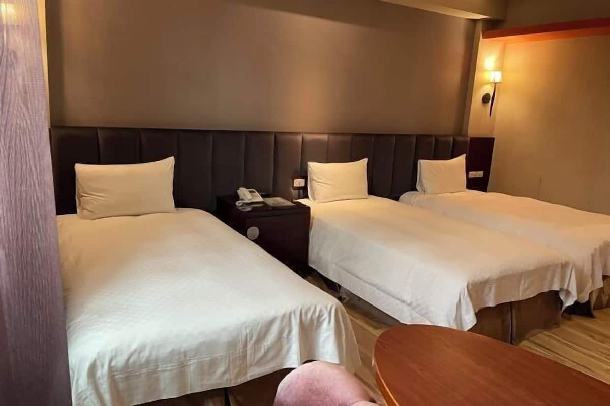Sängtillbehör av högsta kvalitet, duntäcken, minibar och skrivbord
