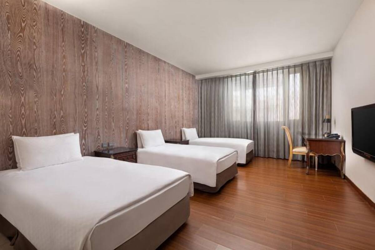 Ropa de cama de alta calidad, cubrecamas, escritorio y wifi gratis 