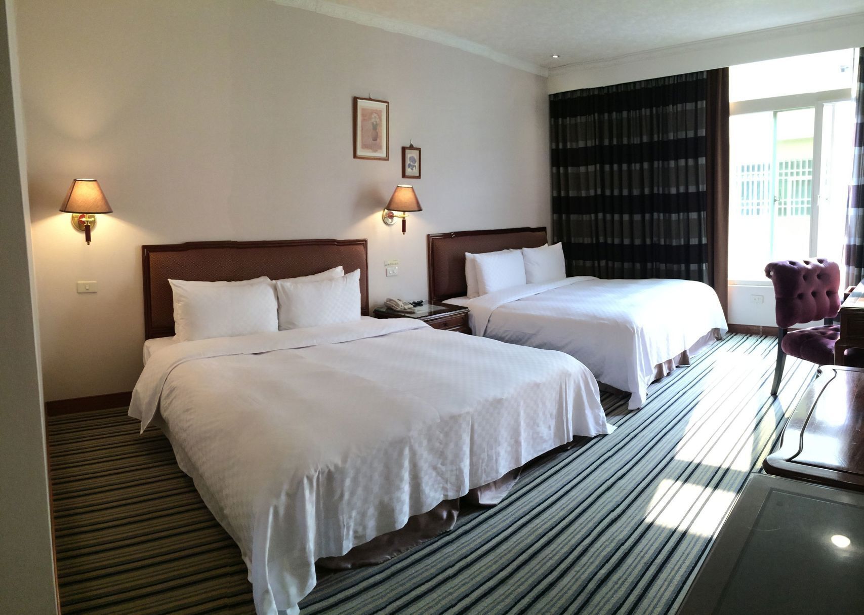 Literie de qualité, couette en duvet, minibar, bureau