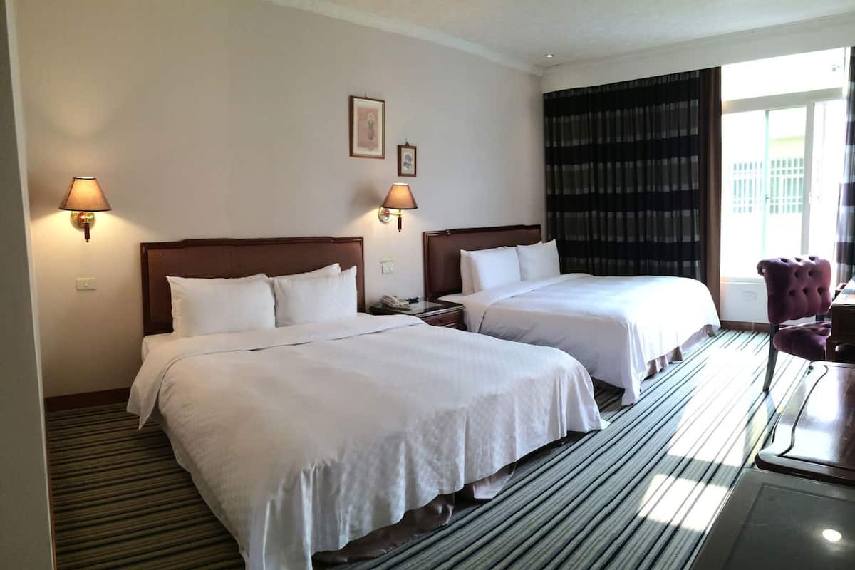 Literie de qualité, couette en duvet, minibar, bureau