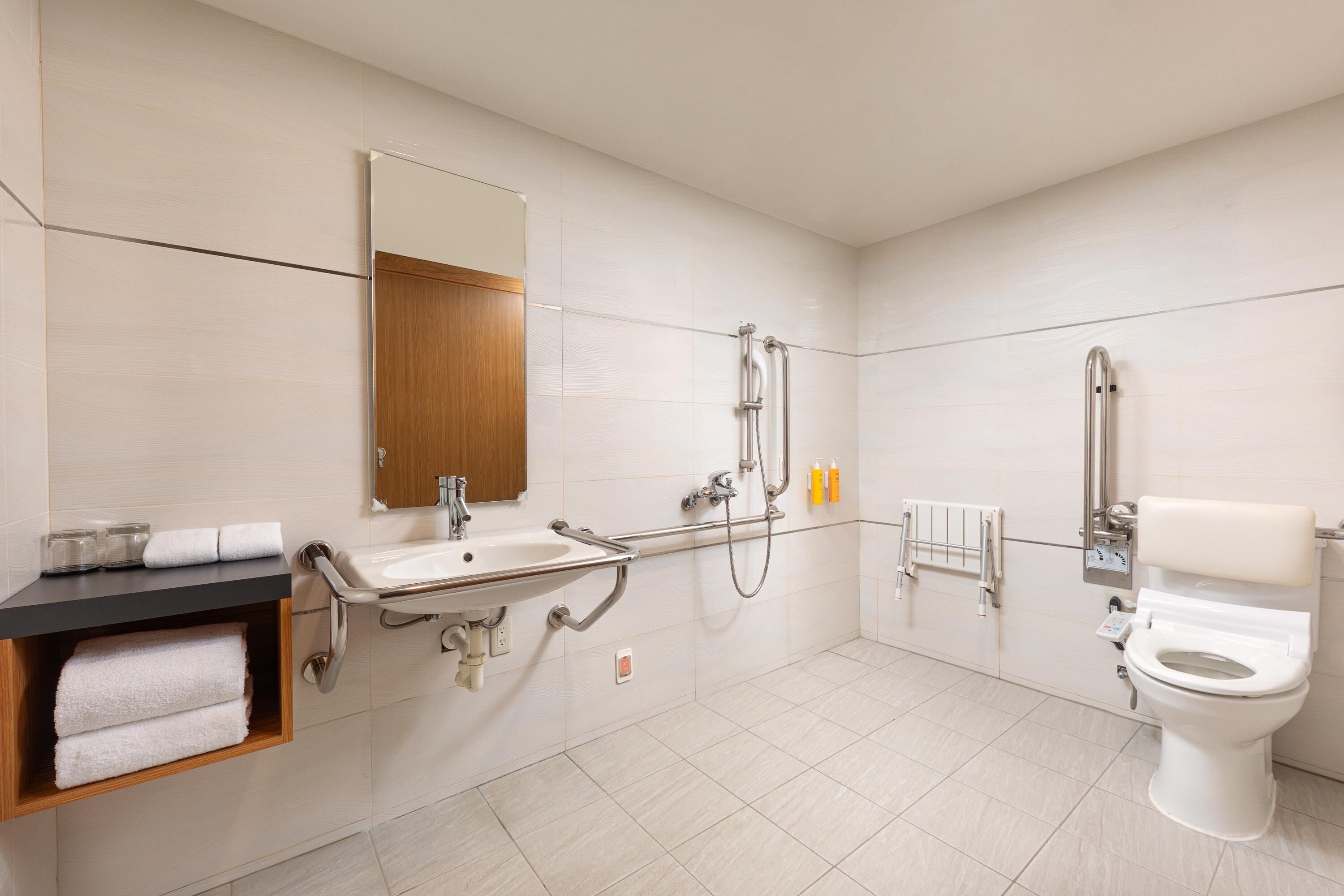 Twin Room, 2 Twin Beds, Accessible, Non Smoking | Bathroom | Hair dryer, slippers, towels, shampoo