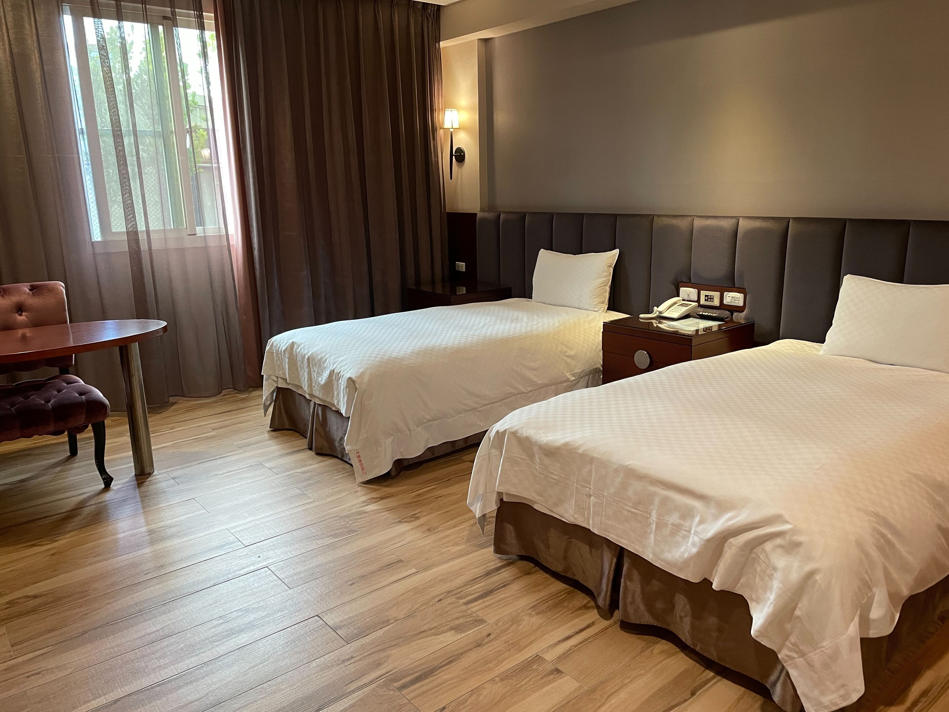 deluxe twin room | premium bedding, down duvets, minibar, desk