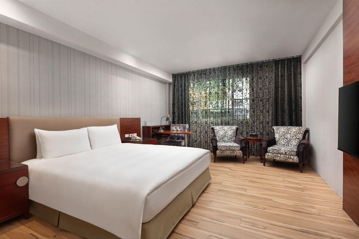 Quarto standard, 1 cama King, para não fumantes | Roupas de cama premium, edredons de pluma, escrivaninha