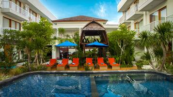 Una piscina al aire libre (de 07:00 a 21:00), sombrillas