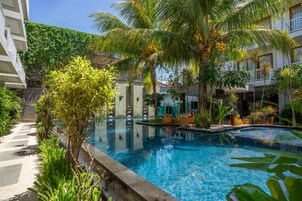 Bar kolam renang
