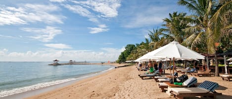 Pantai di sekitar dan pasir putih