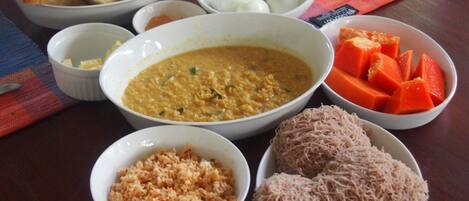 Una mesa con diversos platos, incluyendo un tazón de sopa, huevos cocidos, zanahorias en rodajas y otros alimentos.
