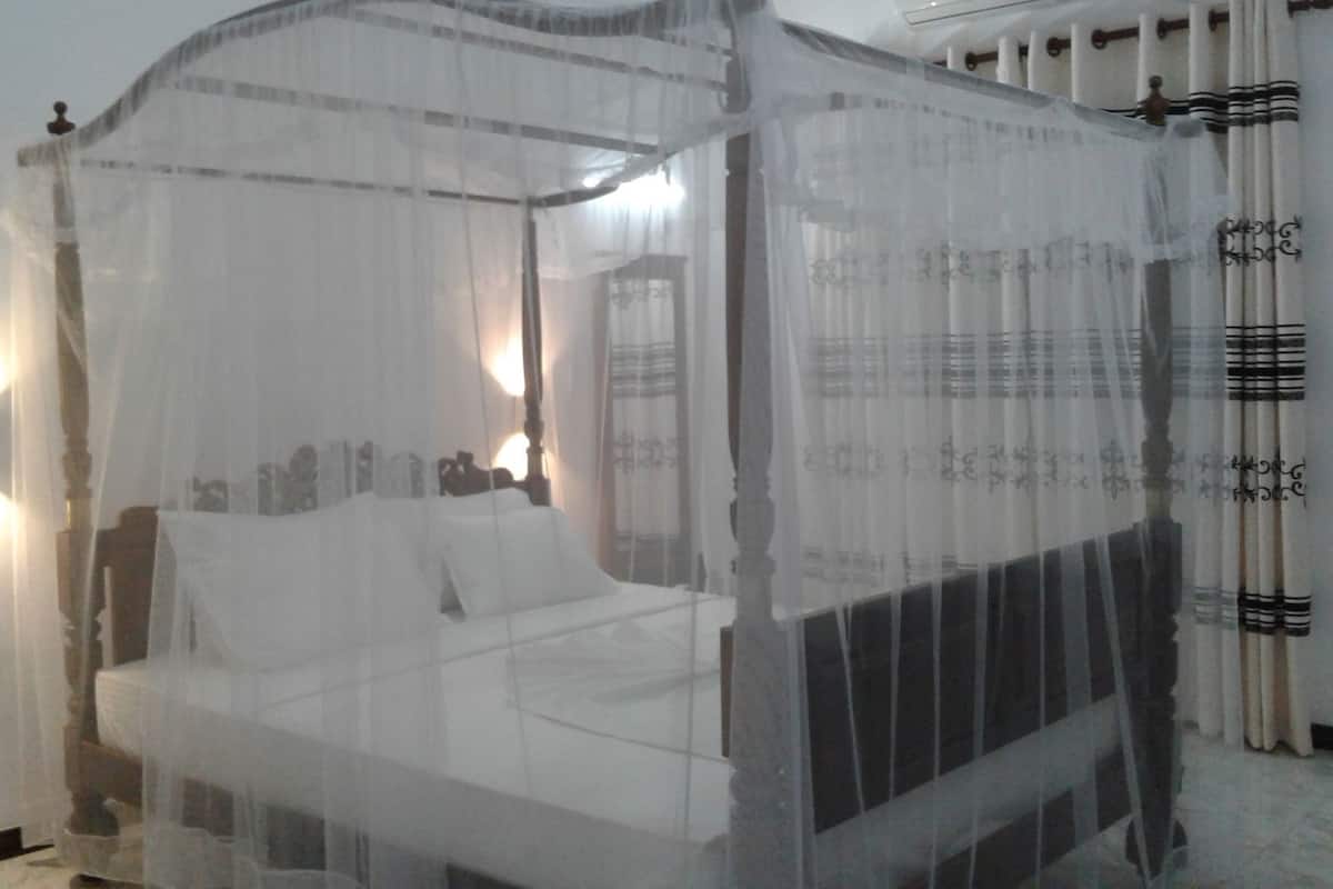 Premium bedding, in-room safe, desk, laptop workspace