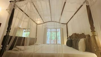 Ropa de cama de alta calidad y caja de seguridad en la habitación