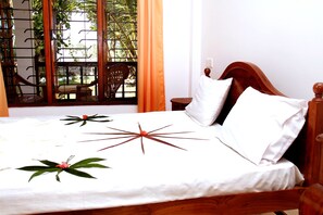 Ropa de cama de alta calidad y caja de seguridad en la habitación 