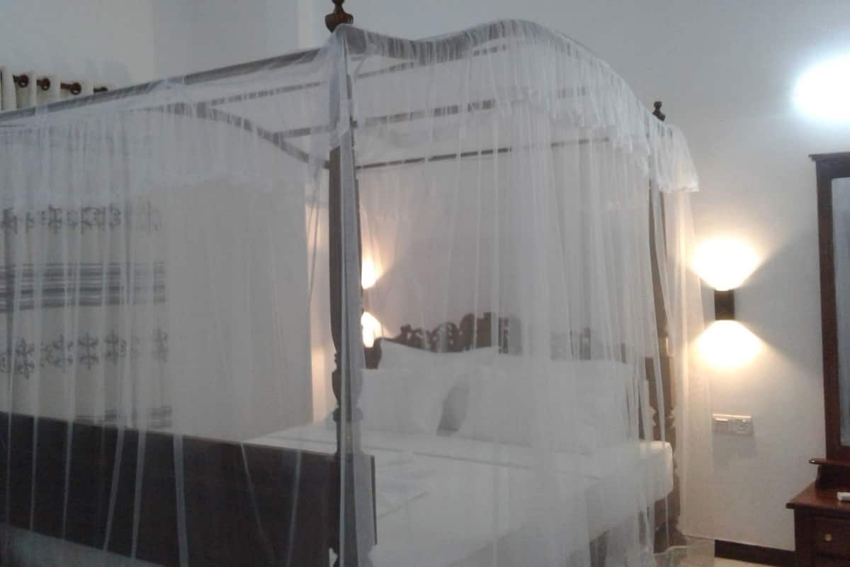 Premium bedding, in-room safe, desk, laptop workspace