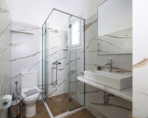 Standard Triple Room | Bathroom | Shower, free toiletries, hair dryer - Jasmine (Paros)
