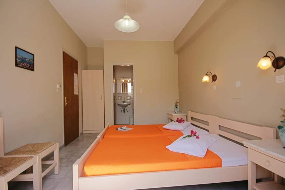 Habitación estándar | Caja de seguridad en la habitación y tabla de planchar con plancha